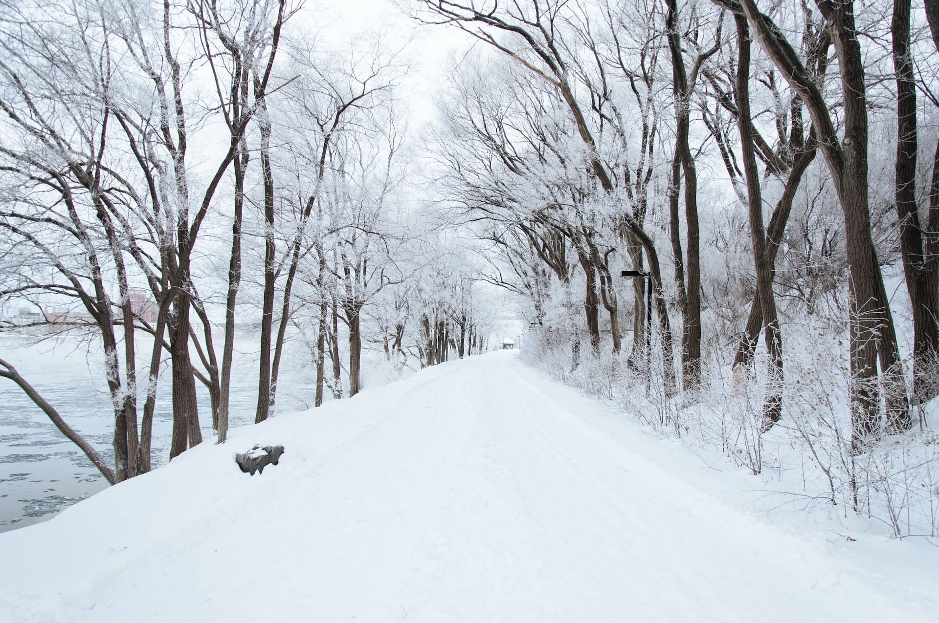 Snow shoveling (Image via Unsplash/Ali Nay)